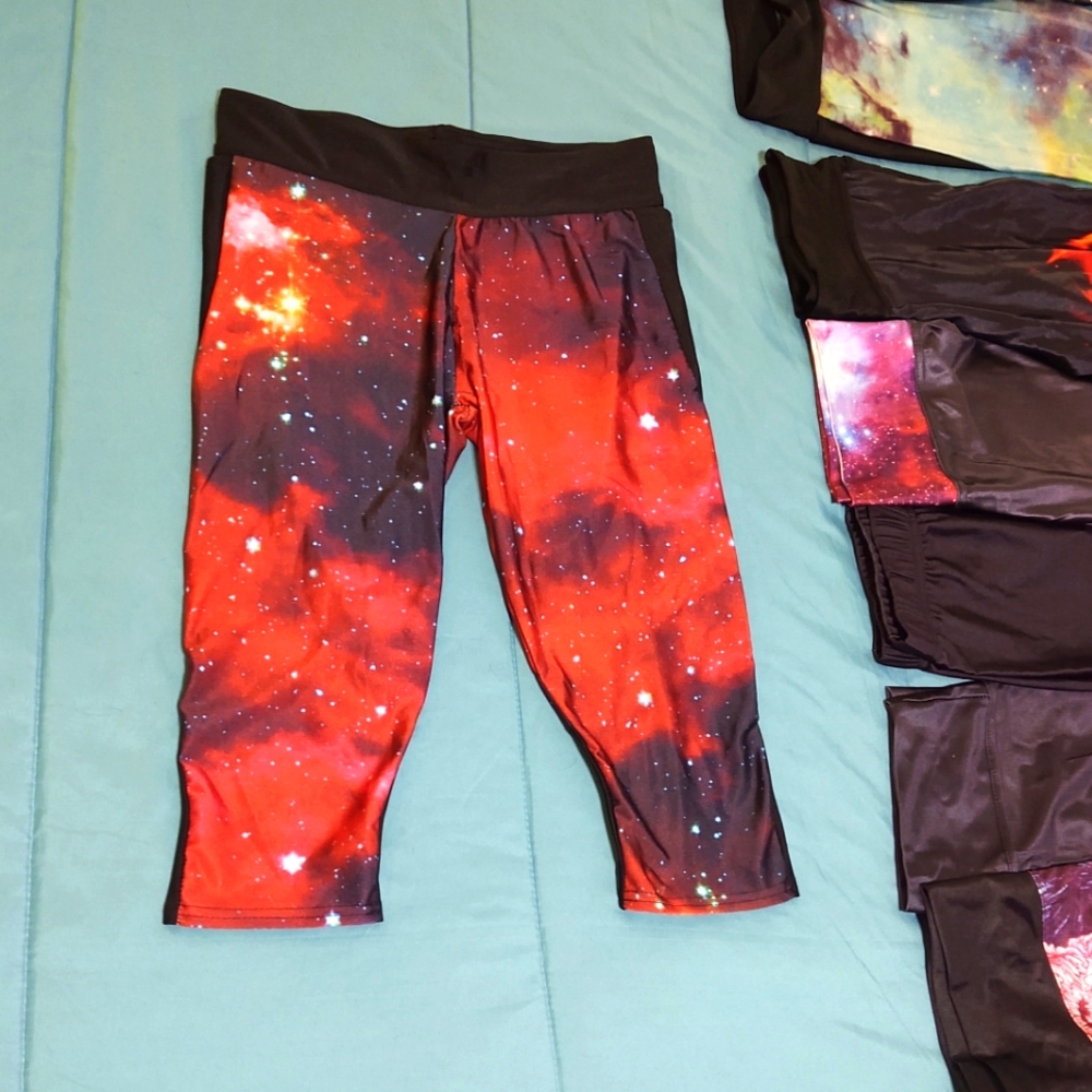 🇺🇲🏋🏼‍♀️Galaxy Red - Misses size L Slim Fit, Athletic Capri